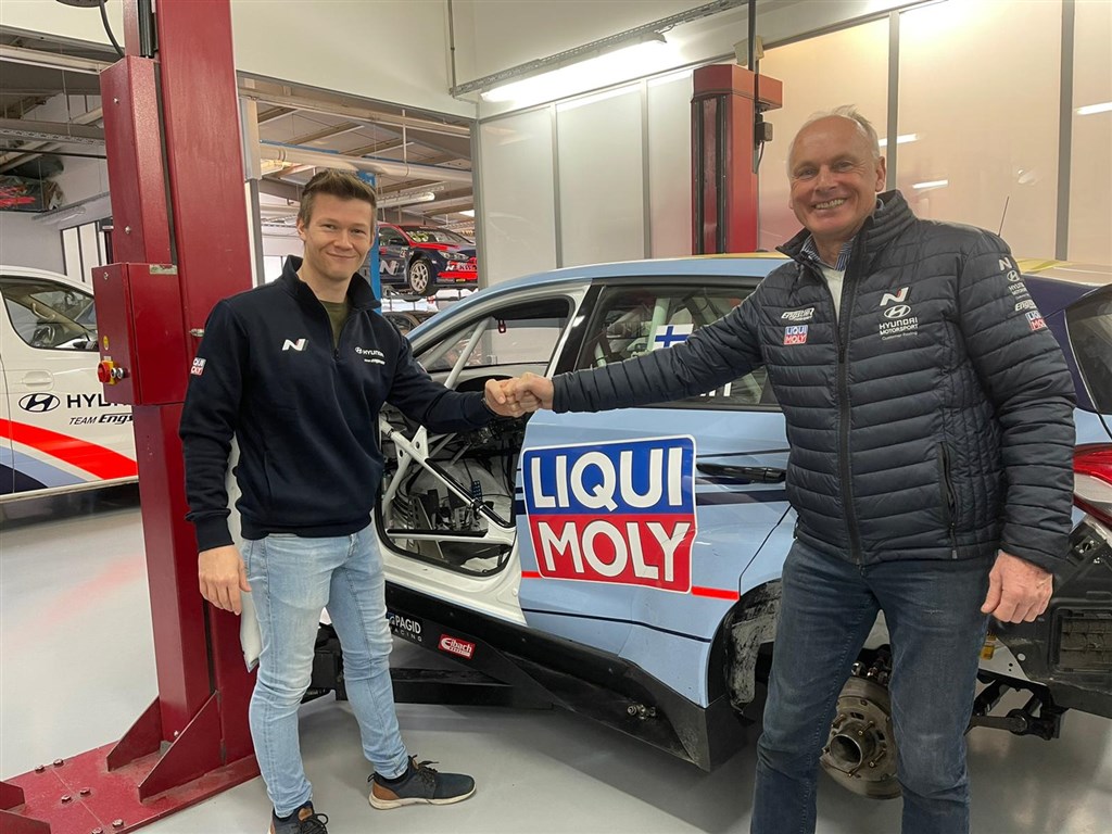 Martin Andersen bliver en del af det store tyske Hyundai-team, Team Engstler. Ejer Franz Engstler glæder sig over aftalen, som sikrer teamet et nyt, stærkt kort på hånden til ADAC TCR Germany.
(Foto: Andersen Motorsport)